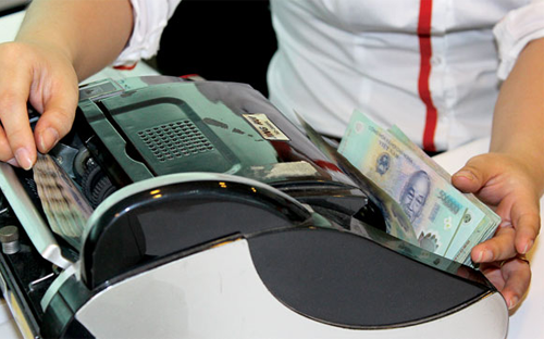 Trong những năm qua, mặc dù Nhà nước có vốn góp vào sản xuất, kinh 
doanh, song chưa thu vào ngân sách nhà nước cổ tức và lợi nhuận được 
chia mà dành để cho các doanh nghiệp nhà nước tăng vốn chủ sở hữu và đầu
 tư phát triển. 