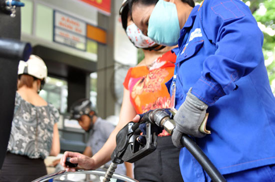 Theo công thức được Bộ Tài chính công bố, giá dầu phải chịu hai loại thuế là nhập khẩu 12%, giá trị gia tăng (VAT) 10% và phí (1.000 đồng mỗi lít). Với giá xăng còn có thêm thuế tiêu thụ đặc biệt 10% - Ảnh: Anh Quân.