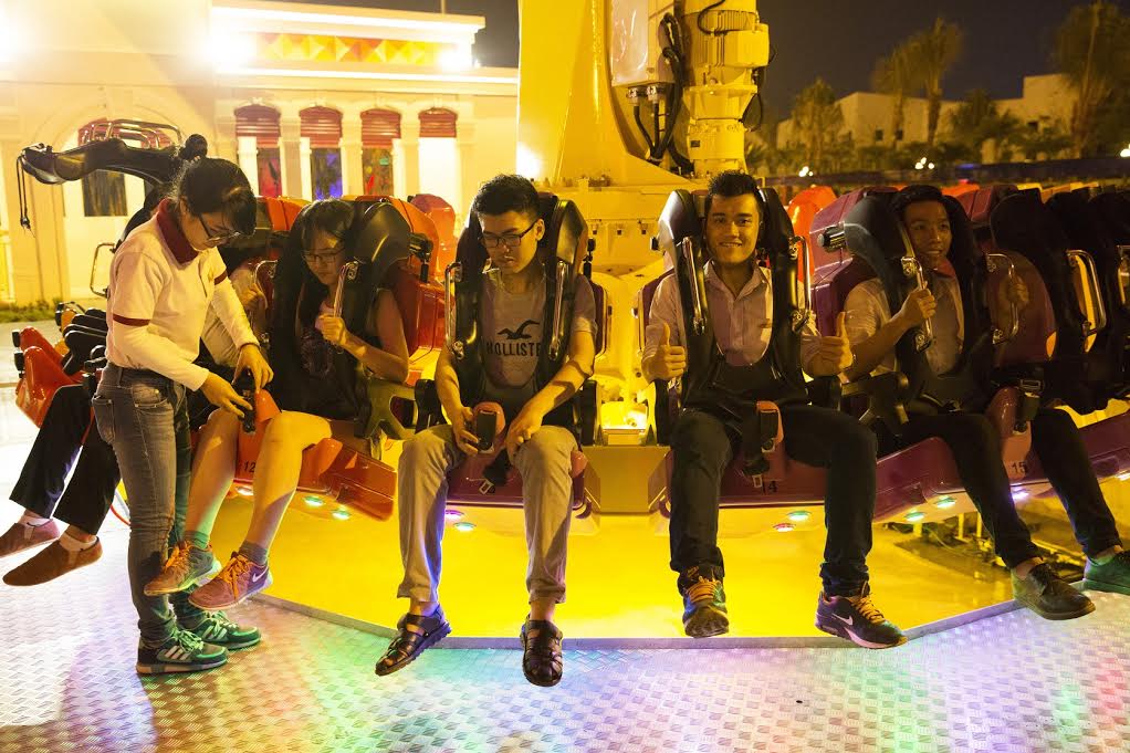 Với khả năng quay 5 vòng liên tục trong 3 phút, Singapore Sling có thể mang đến những phút giây phấn khích, khi đưa người chơi lên độ cao 31,5 m, rồi xoay tròn 360 độ ở trên cao, và rơi tự do với tốc độ 65 km/giờ.<br>