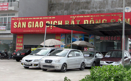 Ngoại trừ một số sàn giao dịch mở hàng lấy may đầu năm, hầu hết doanh 
nghiệp môi giới, sàn giao dịch bất động sản tại Hà Nội vẫn “cửa đóng 
then cài”, kéo dài kỳ nghỉ Tết.