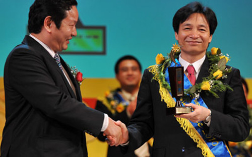 Ông Vũ Đức Đam nhận giải thưởng Sao Khuê về công nghệ thông tin, năm 2010.