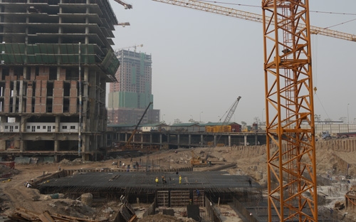 UBND Tp.HCM cho biết, hiện nay, phần lớn các dự án phát triển nhà ở trên
 địa bàn thành phố tạm ngưng triển khai đầu tư xây dựng do thiếu vốn đầu
 tư và thị trường bất động sản đóng băng, thanh khoản kém - Ảnh: Việt Tuấn.<br>