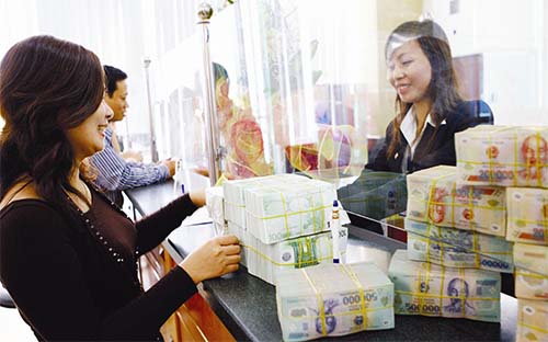 Nửa đầu năm nay, nhiều ngân hàng thương mại đã tăng rất mạnh tín dụng, 
với mức tăng trưởng nhiều thành viên đạt từ 13-15%, trong khi cùng kỳ 
những năm trước phổ biến chỉ tăng trưởng ở mức một con số hoặc chỉ chớm 
dương nhẹ.