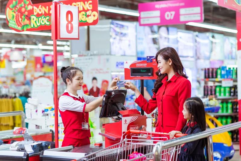 Tất cả khách hàng sở hữu thẻ khách hàng thân thiết Vingroup Card đủ điều kiện tiêu điểm và có tối thiểu 5 giao dịch trong thời gian từ 8/11/2016 đến hết 24h ngày 14/1/2017, hoặc khách có thẻ VIP Vingroup sẽ được tham gia vào chương trình.