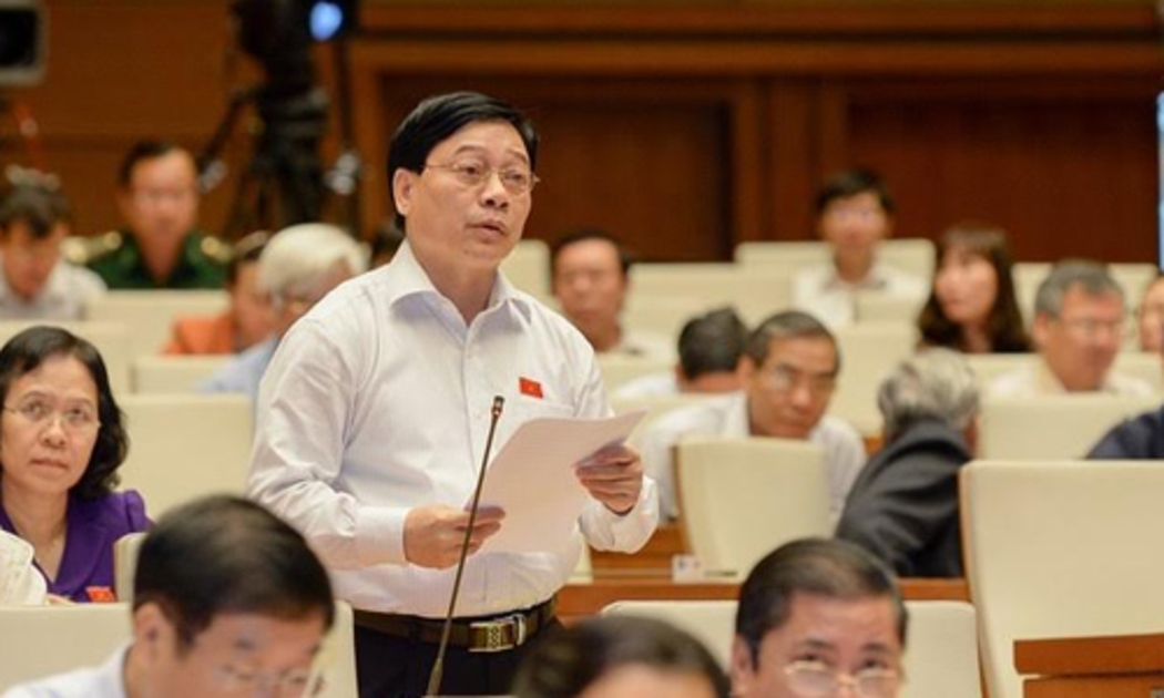 Đại biểu La Ngọc Thoáng cho rằng nên giao Chính phủ quy định trình tự, thủ tục đấu giá nợ xấu và tài sản đảm bảo cho các khoản nợ xấu.<br>