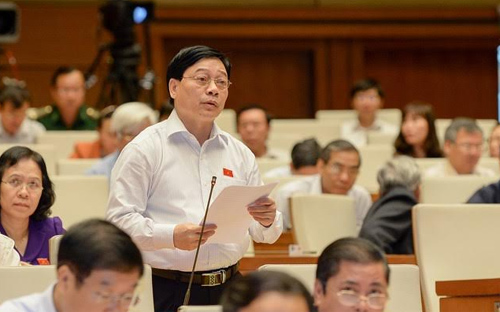 Đại biểu La Ngọc Thoáng cho rằng nên giao Chính phủ quy định trình tự, thủ tục đấu giá nợ xấu và tài sản đảm bảo cho các khoản nợ xấu.<br>