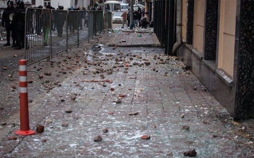 Trứng và đá được ném như mưa vào tòa nhà Đại sứ quán Thổ Nhĩ Kỳ giữa lúc các nhân viên đại sứ quán và nhà ngoại giao đang làm việc bên trong.<br>