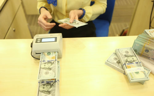 Trong bối cảnh Chính phủ thể hiện sự quyết liệt khi liên tục chỉ đạo 
giảm lãi suất cho vay, thì thị trường vẫn uyển chuyển để có riêng dòng 
chảy của mình với “lãi suất bèo” - Ảnh: Quang Phúc.<br>