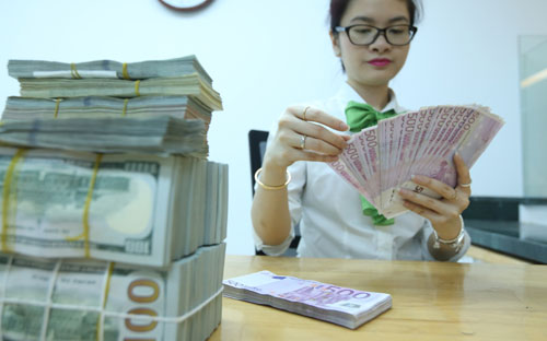 Cận Tết Nguyên đán là thời điểm tập trung nguồn ngoại tệ từ kiều hối - Ảnh: Quang Phúc.<br>