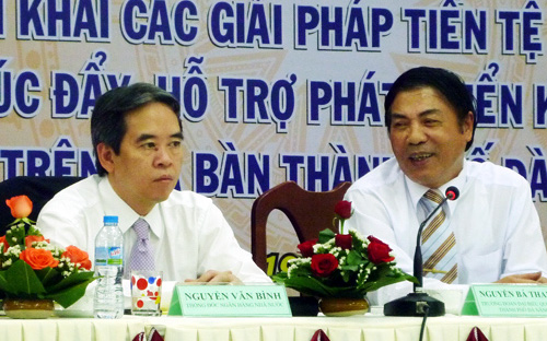 Trưởng ban Nội chính Trung ương Nguyễn Bá Thanh (bên phải) và Thống đốc Ngân hàng Nhà nước Nguyễn Văn Bình tại hội nghị triển khai các giải pháp tiền tệ ngân hàng tại Đà Nẵng, sáng 20/3 - Ảnh: Infonet.<br>