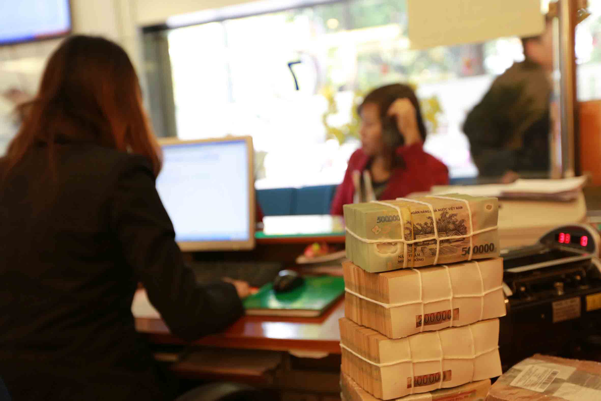 Để ứng xử với hướng sửa Thông tư 36, ngân hàng hoàn toàn có thể đẩy mạnh 
hơn nữa huy động vốn ngắn. Mở rộng được quy mô vốn ngắn hạn càng lớn thì
 càng co hẹp tỷ lệ đã sử dụng để cho vay trung dài hạn. Nhưng lãi suất các kỳ hạn ngắn phổ biến vẫn túc tắc dưới trần cho phép - Ảnh: Lao Động.<br>