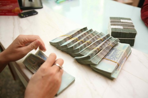 Tính đến cuối 2016, tổng dư nợ cho nền kinh tế đã lên tới 5,5 
triệu tỷ đồng, trong khi đó tổng nguồn vốn tự có của toàn hệ thống các 
tổ chức tín dụng chỉ có 639.661 tỷ đồng. Theo đó, phần lớn còn lại chủ 
yếu dựa vào nguồn lực tiền gửi.