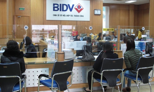 Ngân hàng lớn bắt đầu “đấu tay đôi” lãi suất