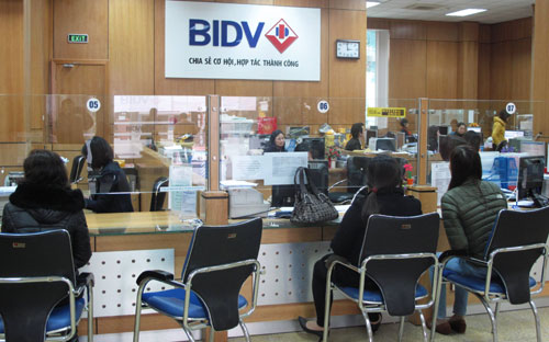 Tại các kỳ hạn ngắn, BIDV đã áp lãi suất huy động vượt trội so với Agribank và Vietcombank, cũng như cao hơn so với Eximbank, ACB, MB...<br>