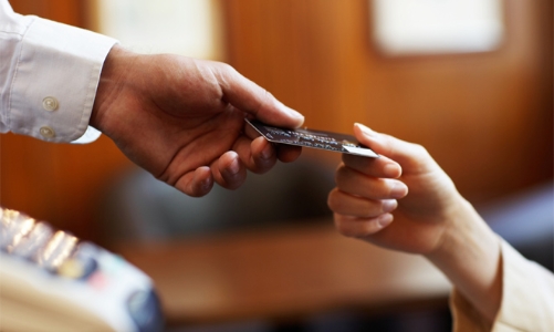 “Bỗng dưng” tài khoản mất tiền: Tại ả, tại cả anh