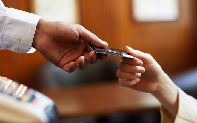 Giả dụ, chiếc thẻ tín dụng khi vào tay nhân viên bán hàng đi “quẹt” giúp, các dãy số trước và sau mặt thẻ được chụp lại, rủi ro hoàn toàn có thể xảy ra.