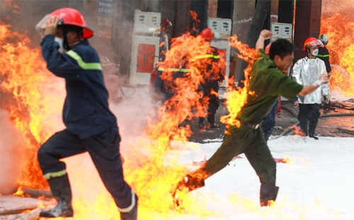 Lực lượng chữa cháy với gần 1.000 người đã phải mất gần 5 tiếng để dập vụ cháy lớn tại cây xăng số 2B Trần Hưng Đạo - Ảnh: GDVN.<br>