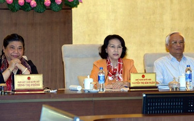 Chủ tịch Quốc hội Nguyễn Thị Kim Ngân (giữa) sốt ruột vì “sợi dây kinh nghiệm rút hoài không hết”.