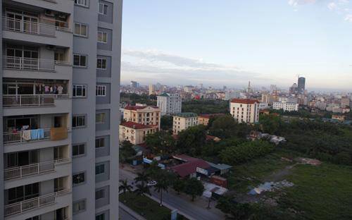 Ở các thành phố lớn, nhìn chung giá cả hàng hóa bất động sản tiếp tục có
 xu hướng giảm, lượng giao dịch vẫn còn thấp trừ phân khúc căn hộ chung 
cư có diện tích nhỏ và nhà ở đã hoàn thiện - Ảnh: Việt Tuấn.<br>