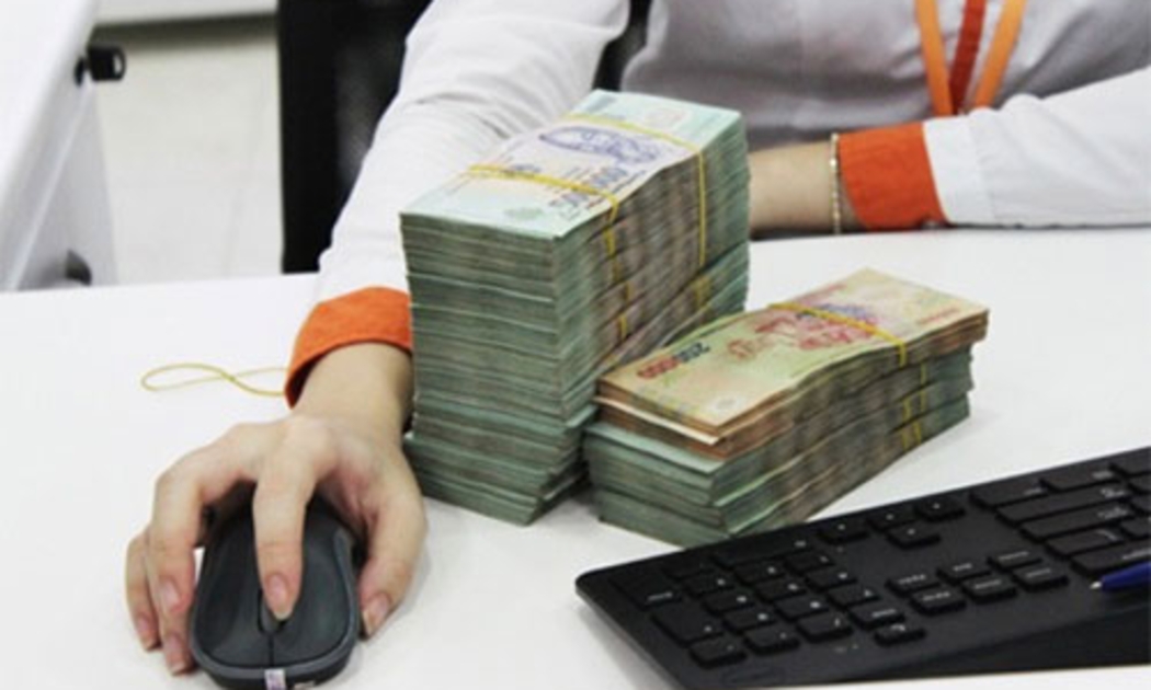 Trước đây, chính sách cho cơ cấu lại nợ mà không phải chuyển nhóm đã đẩy một phần lẽ ra là nợ xấu về tương lai, mà nay đang phải nhận về và là một trong những nguyên nhân/phản ánh ở xu hướng nợ xấu tăng lên.<br>