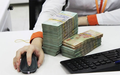 Trước đây, chính sách cho cơ cấu lại nợ mà không phải chuyển nhóm đã đẩy một phần lẽ ra là nợ xấu về tương lai, mà nay đang phải nhận về và là một trong những nguyên nhân/phản ánh ở xu hướng nợ xấu tăng lên.<br>