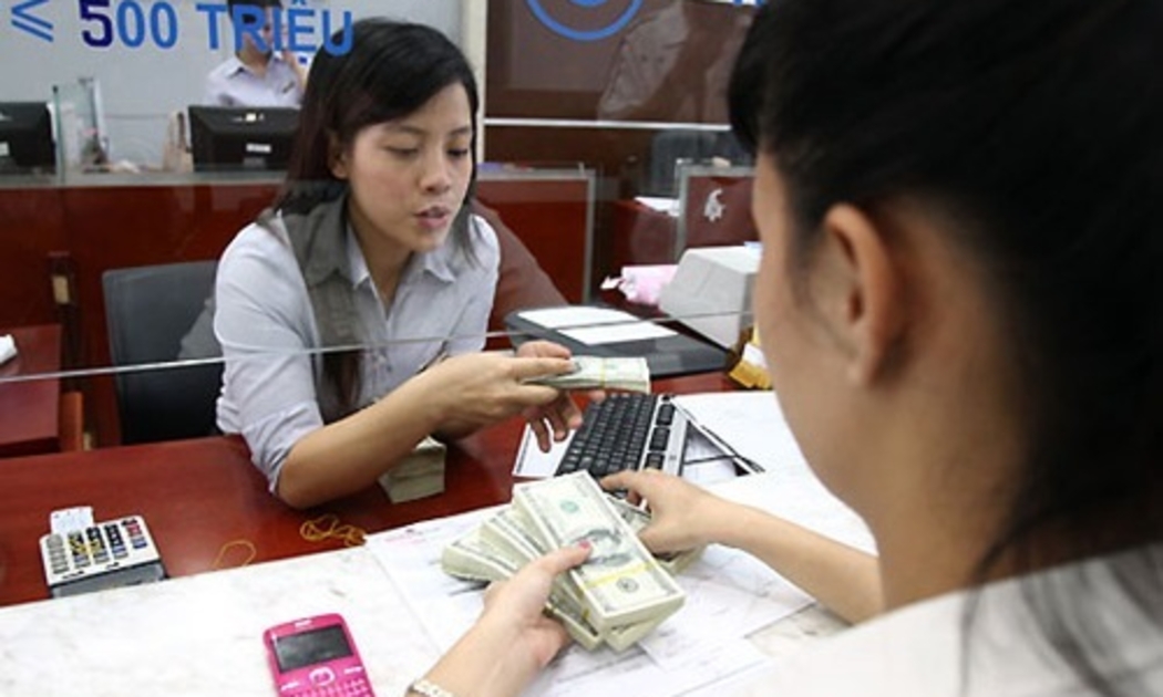Khi được tổ chức tín dụng, chi nhánh ngân hàng nước ngoài giải ngân vốn cho vay, khách hàng vay phải bán số ngoại tệ vay đó cho tổ chức tín dụng, chi nhánh ngân hàng nước ngoài cho vay theo hình thức giao dịch hối đoái giao ngay (spot).