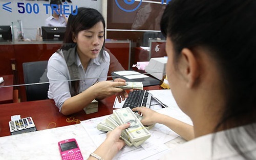 Khi được tổ chức tín dụng, chi nhánh ngân hàng nước ngoài giải ngân vốn 
cho vay, khách hàng vay phải bán số ngoại tệ vay đó cho tổ chức tín 
dụng, chi nhánh ngân hàng nước ngoài cho vay theo hình thức giao dịch 
hối đoái giao ngay (spot).