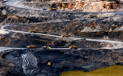 Kinh tế Quảng Ninh suốt nhiều năm qua trông vào công nghiệp khai khoáng than, kế đến là nhiệt điện và xi măng. 