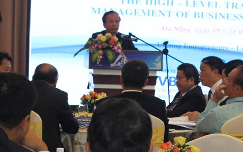 Phó chủ tịch UBND thành phố Võ Duy Khương trò chuyện với các doanh nhân.<br>