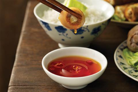 Thủ tướng giao Bộ Nông nghiệp và Phát triển nông thôn chủ trì, phối hợp 
với Bộ Y tế để có ngay thông tin chính thức, công khai, rõ ràng, đầy đủ 
tới nhân dân về loại và hàm lượng thạch tín (asen) an toàn trong sản 
phẩm nước mắm cũng như các thông tin cần thiết khác liên quan, tránh gây
 hoang mang trong dư luận.