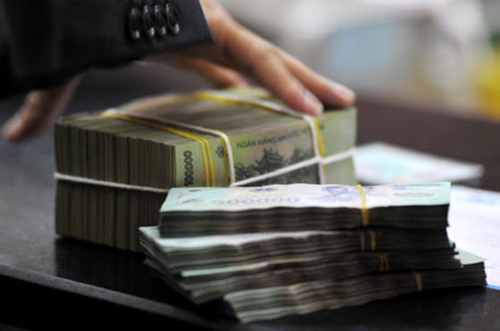 Nếu như nguồn tiền gửi từ các tổ chức kinh tế sụt giảm được giải thích từ bối cảnh khó khăn trong sản xuất kinh doanh, hàng tồn kho lớn và nguồn vốn nhàn rỗi hạn hẹp đi, thì nguồn tiền gửi của dân cư lại được xem là một minh chứng cho niềm tin vào hệ thống.