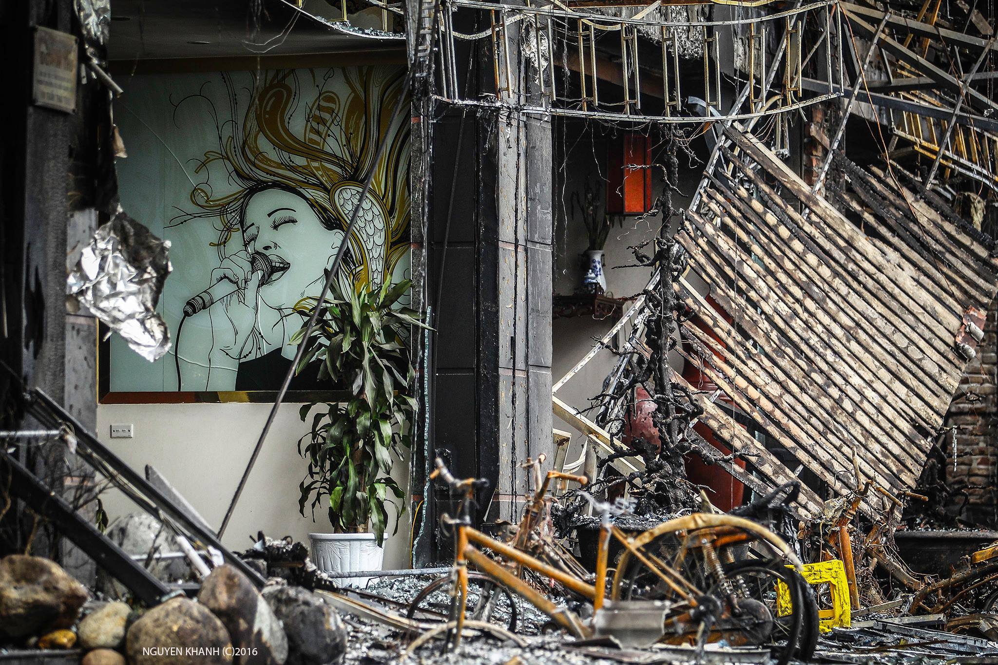 Tại hiện trường vụ cháy quán karaoke ở số 68 Trần Thái Tông (Cầu Giấy, Hà Nội), chiều 1/11 - Ảnh: Nguyễn Khánh/Tuổi Trẻ.<br>