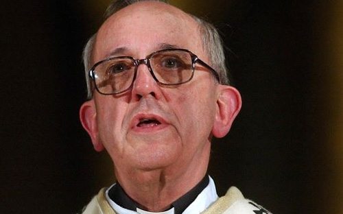 Lối sống khiêm nhường của Hồng y Bergoglio phản ánh trong cách ông chọn tên hiệu Francis khi được trao cương vị Giáo hoàng.<cite></cite>
