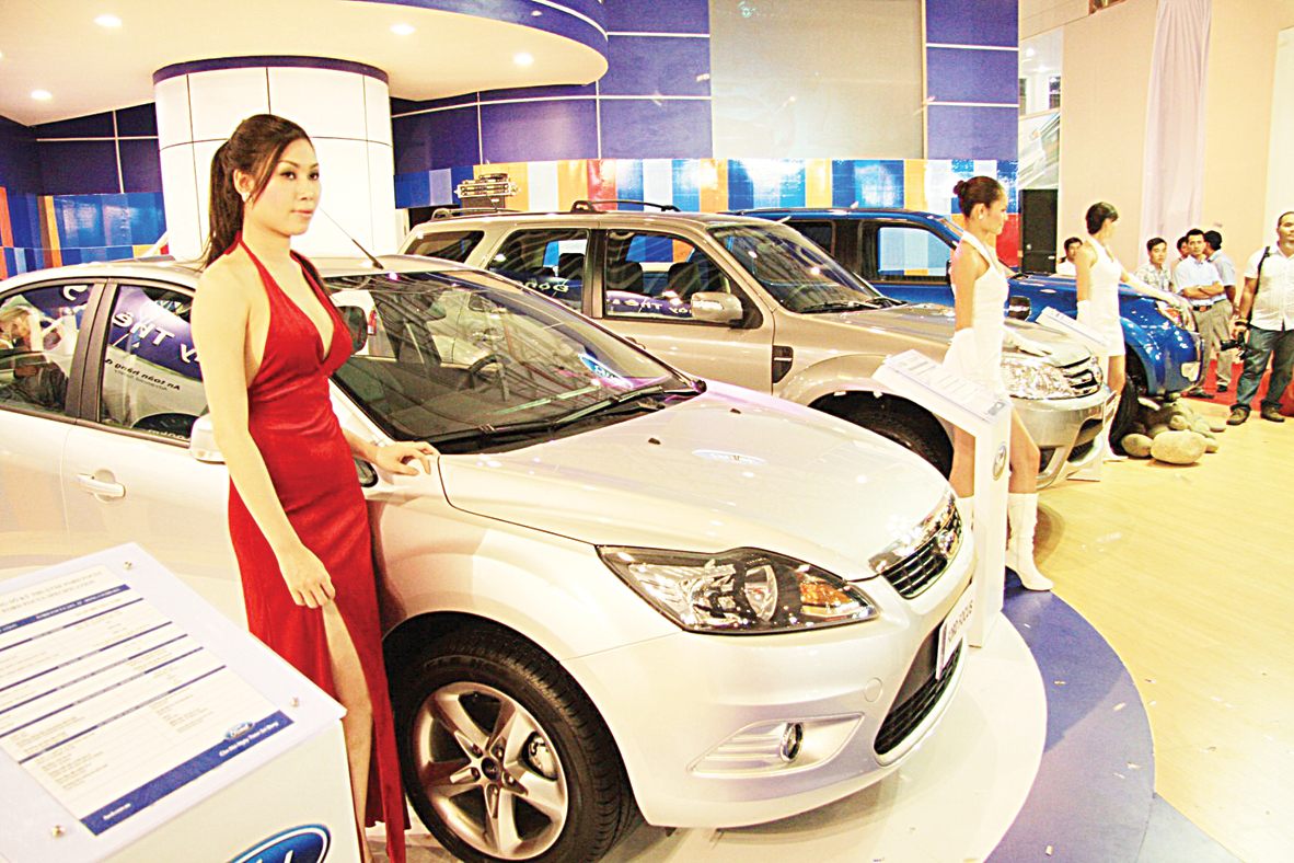 Với việc hai lọai thuế giảm cùng lúc, có đại biểu Quốc lo lắng nếu không cẩn thận thì xe nhập khẩu sẽ được hưởng lợi kép, sẽ ngay lập tức ồ ạt nhập khẩu vào Việt Nam - Ảnh: DNSG.