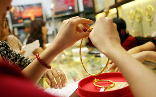 Vàng đang có vai trò là một phương tiện tích trữ tài sản, một loại 
hàng hóa được giao dịch hàng ngày trên thị trường, đang đáp ứng nhu cầu 
tiêu dùng của một bộ phận trong nền kinh tế. Vai trò đó không phải là sự
 lãng phí.