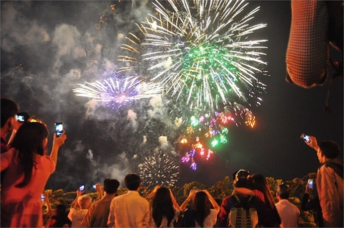 Trước khi có chỉ thị của Ban Bí thư, Hà Nội đã lên kế hoạch bắn pháo hoa dịp Tết Nguyên đán năm nay với chi phí khoảng 10 tỷ đồng, kinh phí huy động từ nguồn vốn xã hội hoá - Ảnh: GTVT.<br>
