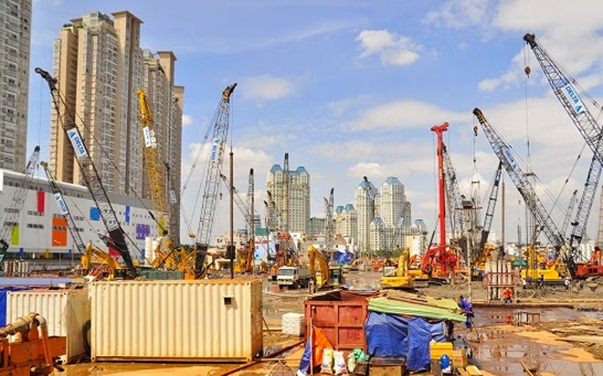 Doanh số khả quan trên thị trường bất động sản cũng đang khiến ngành thép, xi măng, gạch xây dựng, nội thất, xây dựng… “được nhờ”.<br>