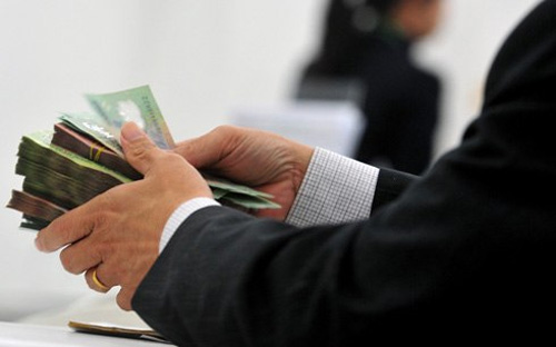 Cho rằng mức nợ xấu của toàn hệ thống có thể cao hơn con số mà các ngân 
hàng đưa ra, báo cáo của Fitch đưa ra một giải pháp khác để giải quyết 
nợ xấu thay cho VAMC là tái cấp vốn cho hệ thống ngân hàng, cho dù cách 
làm này có thể gây tốn kém.<br>