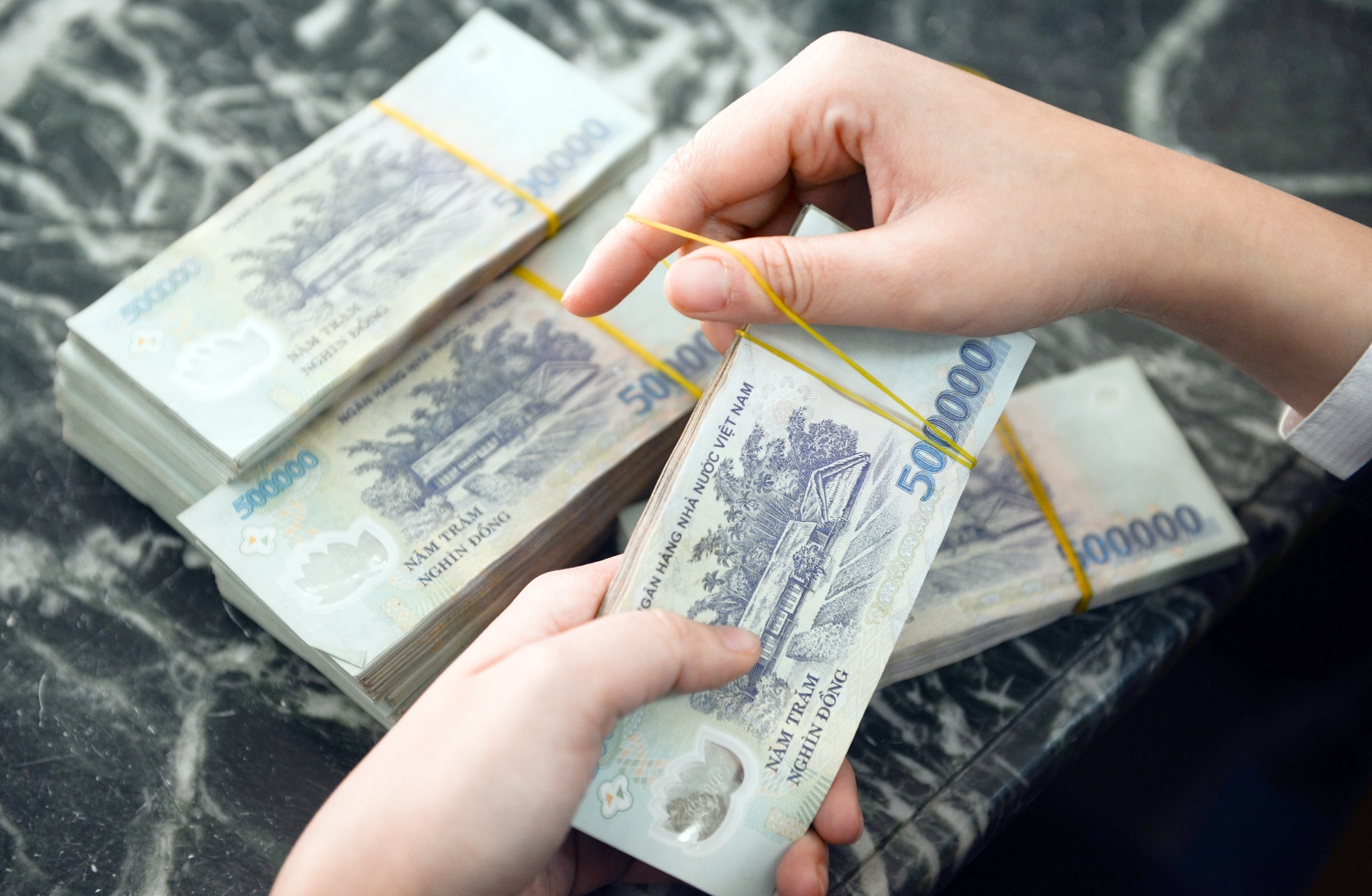 Sau 6 năm đặt ra và loay hoay với yêu cầu xử lý nợ xấu, dự kiến nghị 
quyết của Quốc hội sẽ là một dấu mốc mới, một cú hích mới để tạo 
được những chuyển biến thực sự về chất.