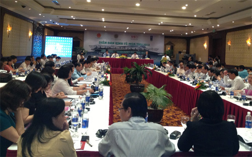 Quang cảnh tại Diễn đàn Kinh tế Mùa thu 2013. Đều đặn một năm hai kỳ vào mùa xuân và mùa thu, đây là nơi những chuyển 
động của nền kinh tế cả trong ngắn hạn và trung hạn được mổ xẻ với nhiều
 chiều quan điểm và đa dạng góc nhìn.