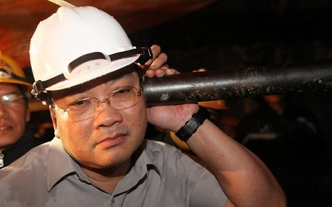 Ông Hoàng Trung Hải nói chuyện với công nhân bị sập hầm qua ống sắt, tại hiện trường giải cứu 12 công nhân Thuỷ điện Đạ Dâng (Lâm Đồng), tháng 12/2014. Các công nhân sau đó đã được giải cứu an toàn - Ảnh: VGP.