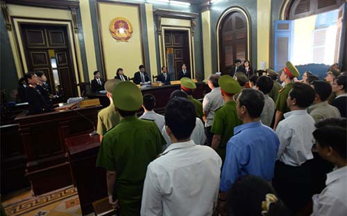  Thời gian qua đã phát sinh nhiều sai phạm của người giữ chức 
danh quản lý, điều hành tại các tổ chức tín dụng, trong đó có 
những sai phạm gây thiệt hại tới hàng nghìn tỷ đồng, gây mất 
lòng tin của người dân vào hệ thống ngân hàng.