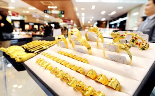 Hiện nay, chỉ cần một tủ kính và lưng vốn là người dân đã có thể tham gia kinh doanh vàng nữ trang, thậm chí sản xuất và chế tác.<br>