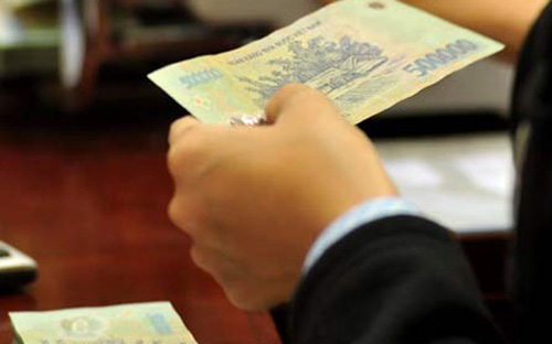 Một vị đại biểu là thành viên ủy ban Ủy ban Tài chính - Ngân sách của 
Quốc hội băn khoăn rằng vốn vay dư nợ huy động tăng, nhưng cho vay gần 
như không tăng thì vốn ngân hàng đi đâu? Phải chăng vào trái phiếu Chính
 phủ?