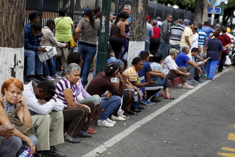 Theo IMF, GDP của Venezuela suy giảm 10% trong năm 2015, trong khi lạm phát lên tới gần 200%.<br>