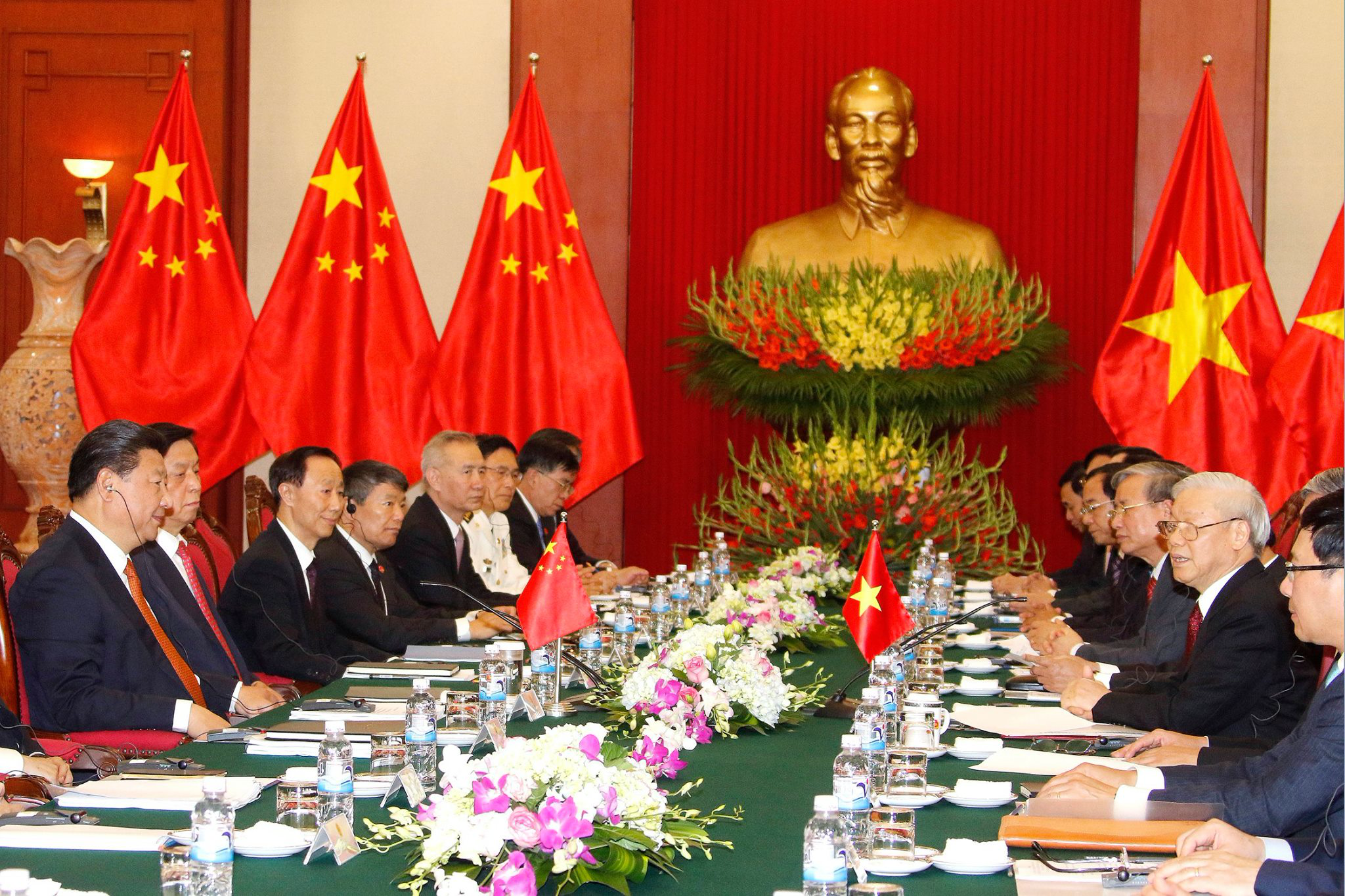 Quang cảnh cuộc hội đàm giữa Tổng bí thư Nguyễn Phú Trọng và Tổng bí thư, Chủ tịch Trung Quốc Tập Cận Bình - Ảnh: AP.<br>