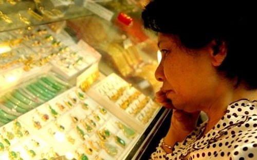 Ngân hàng Nhà nước đang thể hiện hướng đi: một mặt tạo và củng cố giá 
trị hấp dẫn của VND, một mặt tìm cách hạn chế sự hấp dẫn của vàng.