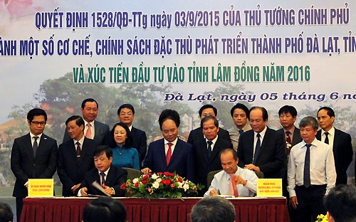 Lễ ký cam kết đầu tư giữa công ty Him Lam với đại diện ban ngành tỉnh Lâm Đồng.<br>