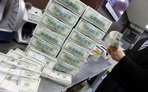 Nếu tỷ giá USD/VND tiếp tục rơi sâu, hay đồng tiền Việt Nam lên giá mạnh trong bối cảnh nhiều đồng tiền trong khu vực mất giá lớn năm qua, sẽ hạn chế năng lực cạnh tranh và hỗ trợ xuất khẩu, nên nhà điều hành phải nhanh chóng có tác động vì lợi ích chung này.