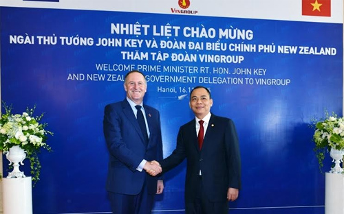 Thủ tướng New Zealand John Key (bên trái) và Chủ tịch Vingroup Phạm Nhật Vượng.